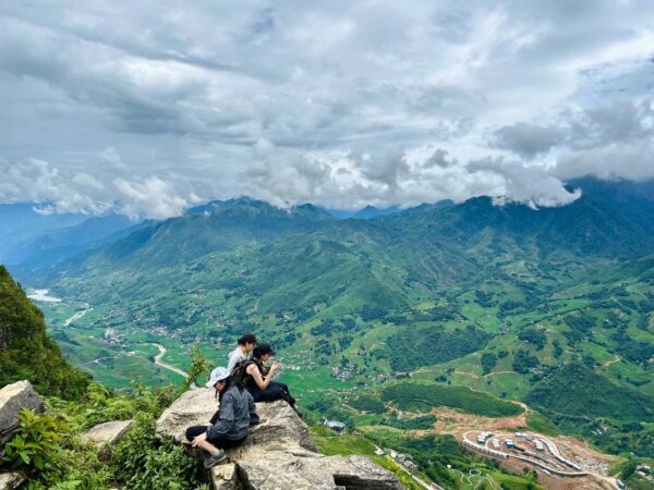 tourists looking down to Muon Hoa valley
